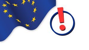 Na grafice, na białym tle, po lewej stronie widoczna jest pofalowana flaga Unii Europejskiej z żółtymi gwiazdami na niebieskim płacie. Po prawej stronie umieszczony jest duży, czerwony wykrzyknik.