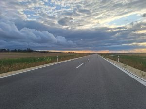 Droga nr 747 o zachodzie słońca