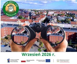 Zdjęcie poglądowe do publikacji newslettera. Na zdjęciu lornetka skierowana na budynek uczelni. W szkłach lornetki zbliżenie budynku. Na dole napis Wrzesień 2026 i ciągi znaków FE.