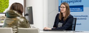 Rozmowa dwóch osób w Punkcie Informacyjnym