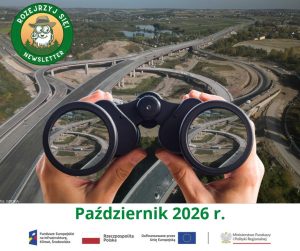 Zdjęcie poglądowe do publikacji newslettera. Na zdjęciu lornetka skierowana na trasę S7. W szkłach lornetki zbliżenie na trasę. Na dole napis Październik 2026 i ciągi znaków FE.