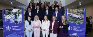 Ministrowie wdrażający KPO stojący na tle schodów