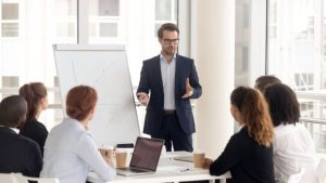 Mężczyzna prowadzi szkolenie dla kilku osób w biurze
